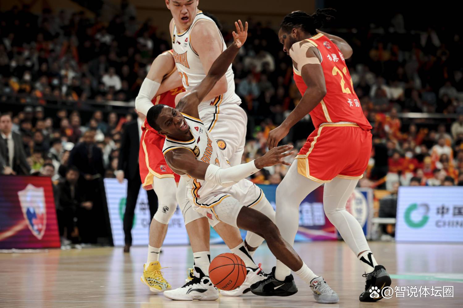 球队默契配合,夺得胜利领先全场 球队默契配合,夺得胜利领先全场