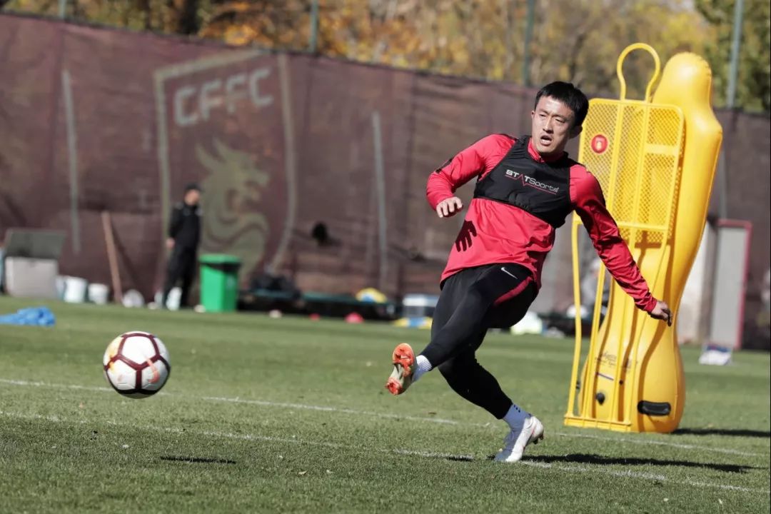 某队队员集体发力，士气高昂赢球