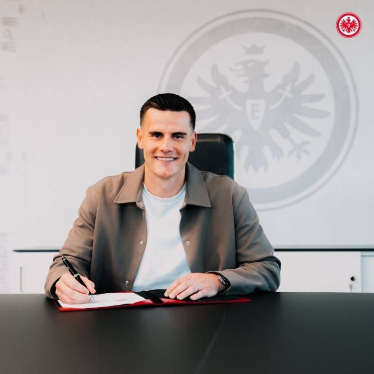 关于法兰克福球员努力拼搏，力争取得关键三分的信息